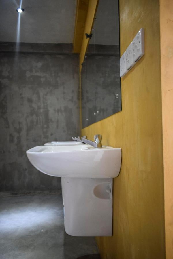 Bunk 15 Hiriketiya Hostel Zuid-Dikwella Buitenkant foto